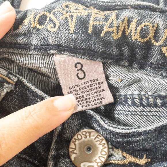 Almost Famous Y2K Low Rise Juniors Size 3 Faded Detail Pocket Dark Denim - Picture 9 of 14
